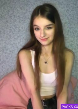 Teen de cara angelical se masturba duro 3