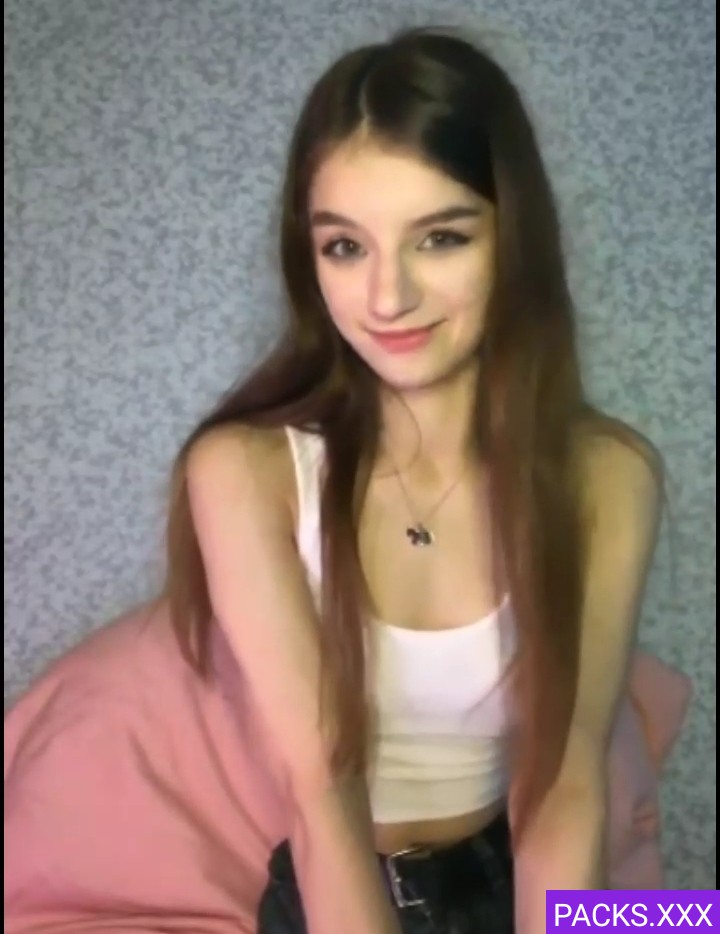 Teen de cara angelical se masturba duro 1