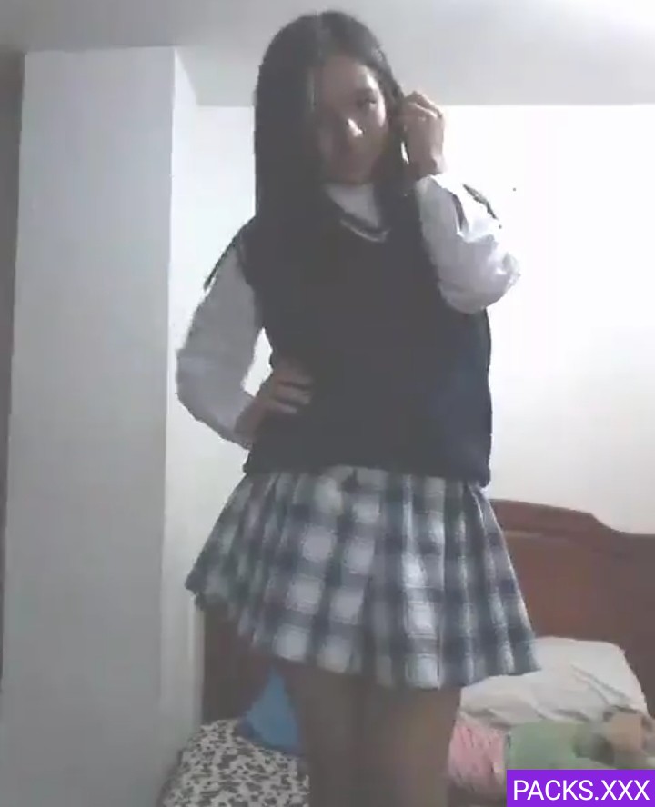 Bella colegiala y su rico pack 1