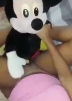 Morrita Le Regalan Un Peluche & Se Masturba 4