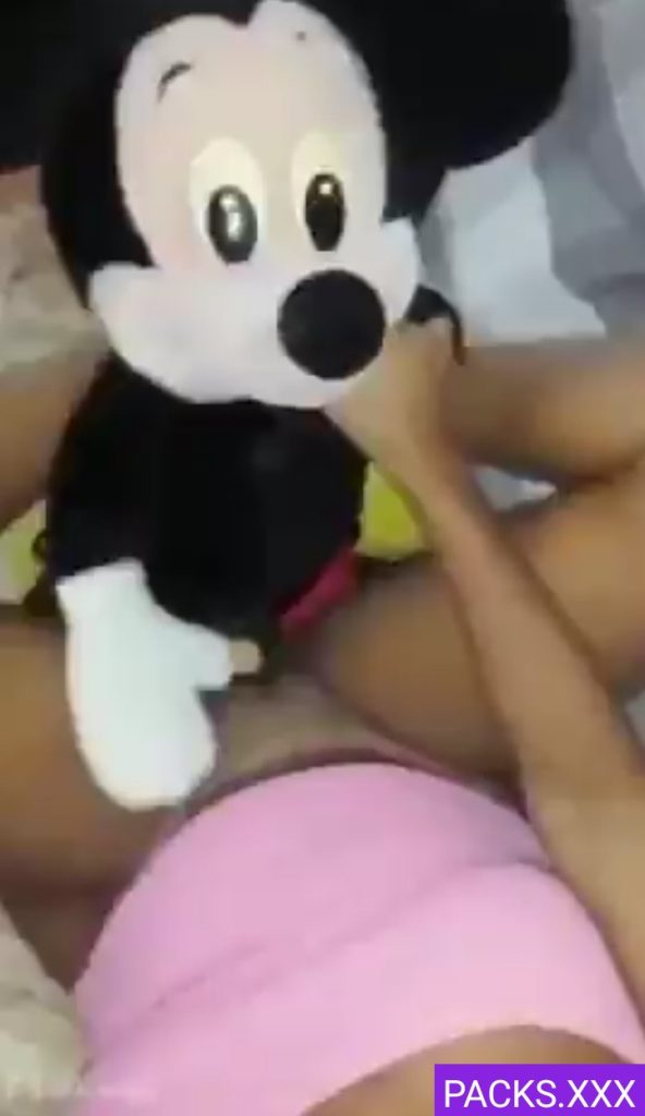 Morrita Le Regalan Un Peluche & Se Masturba 1