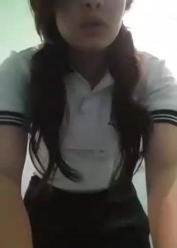 Turrita se quita el uniforme+ Vídeo Masturbándose 6