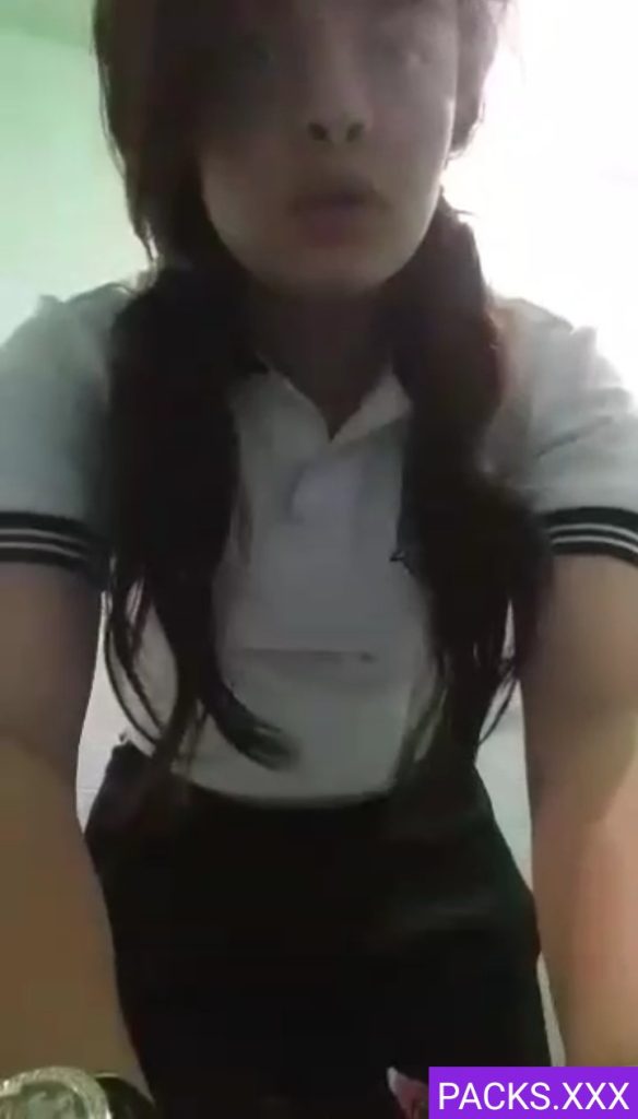 Turrita se quita el uniforme+ Vídeo Masturbándose 1