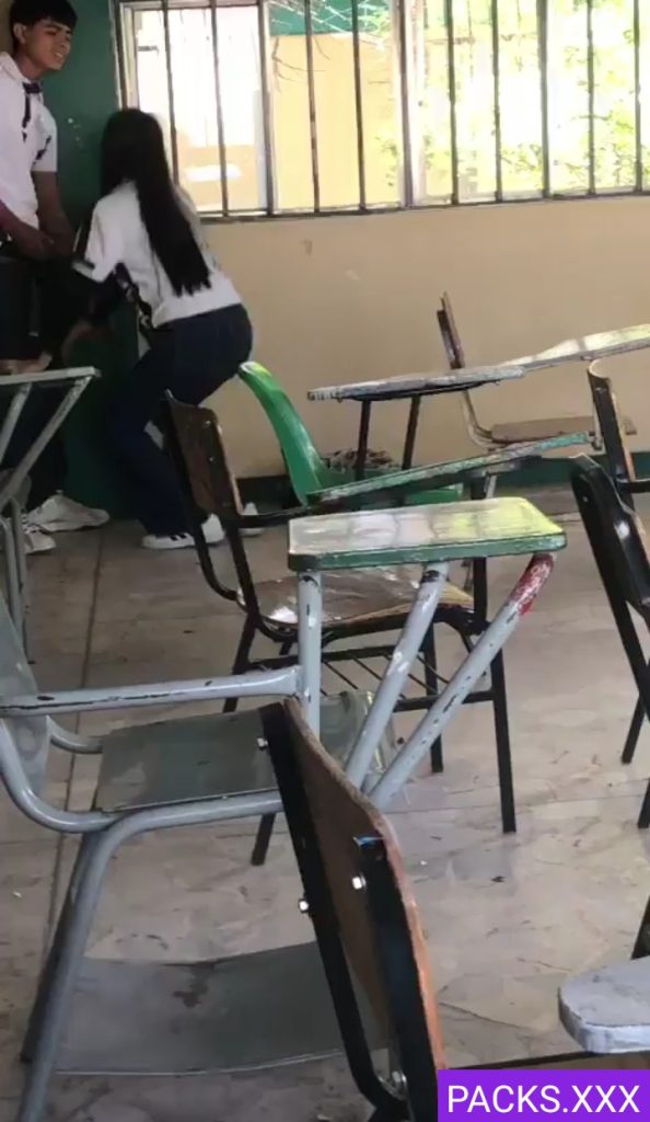 Colegiala pide lechita en la escuela 1