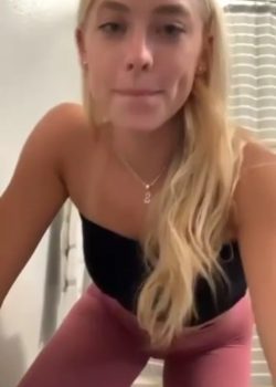 Rubia Buenarda Presumiendo Su Culito 3