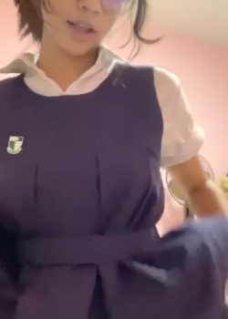 Colegiala blanquita masturbándose después de claes 6