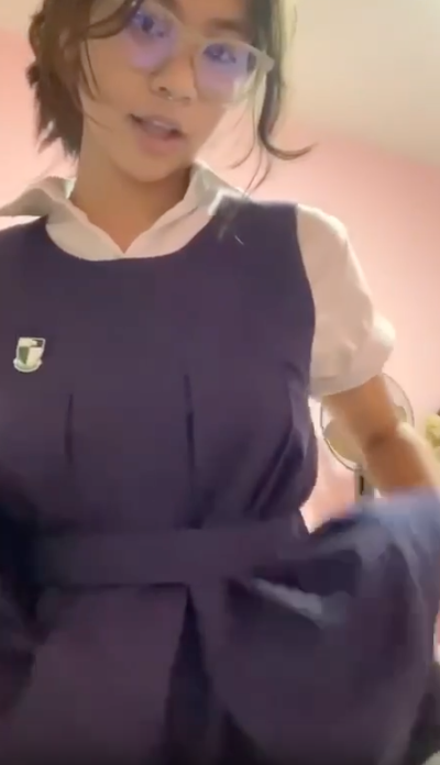 Colegiala blanquita masturbándose después de claes 1