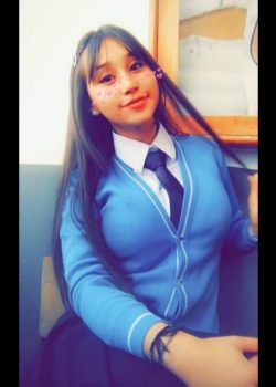 Bella colegiala masturbándose con el consolador 6