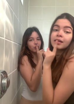 Morritas dándose placer En el baño 2