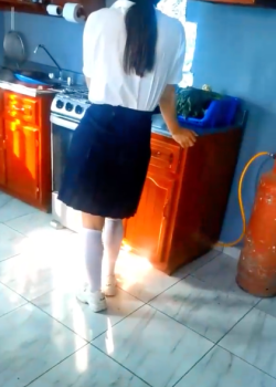 Colegiala tiene que atender bien al padrastro 11