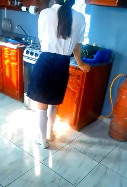 Colegiala tiene que atender bien al padrastro 1