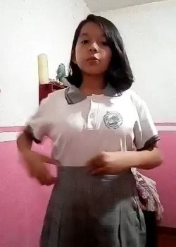 Colegiala pendejita pasa vídeo desnuda 2