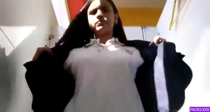 Colegiala blanquita se desnuda en la escuela 1