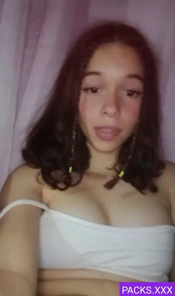 Linda adolescente blanquita de ricas tetas 1