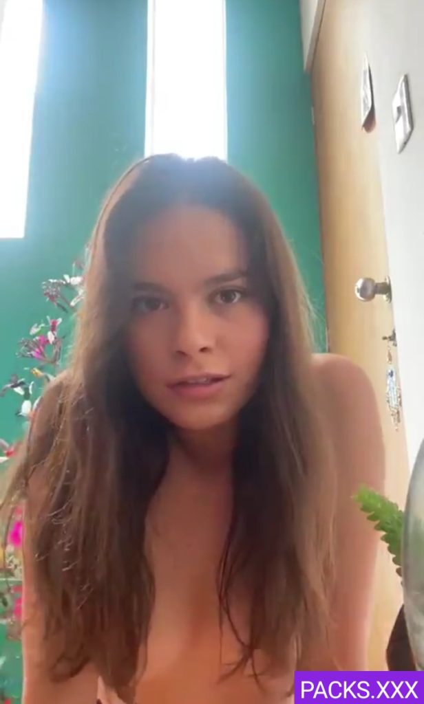 Colegiala bonita se pone a cabalgar En el dildo 1