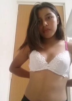 Chica de ricas tetas ya tiene pelitos 6