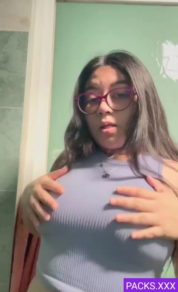 Nena Tetona De Lentes + Vídeo 1