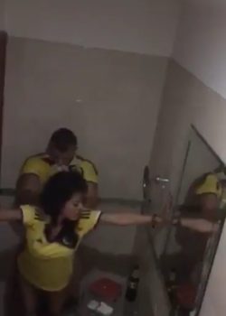 Colombiana pillada En El baño con su vato 14