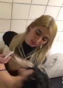 Deliciosa Rubia pillada con su novia 5