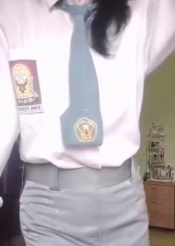 Se saca el uniforme y Forza una buena masturbáda 10