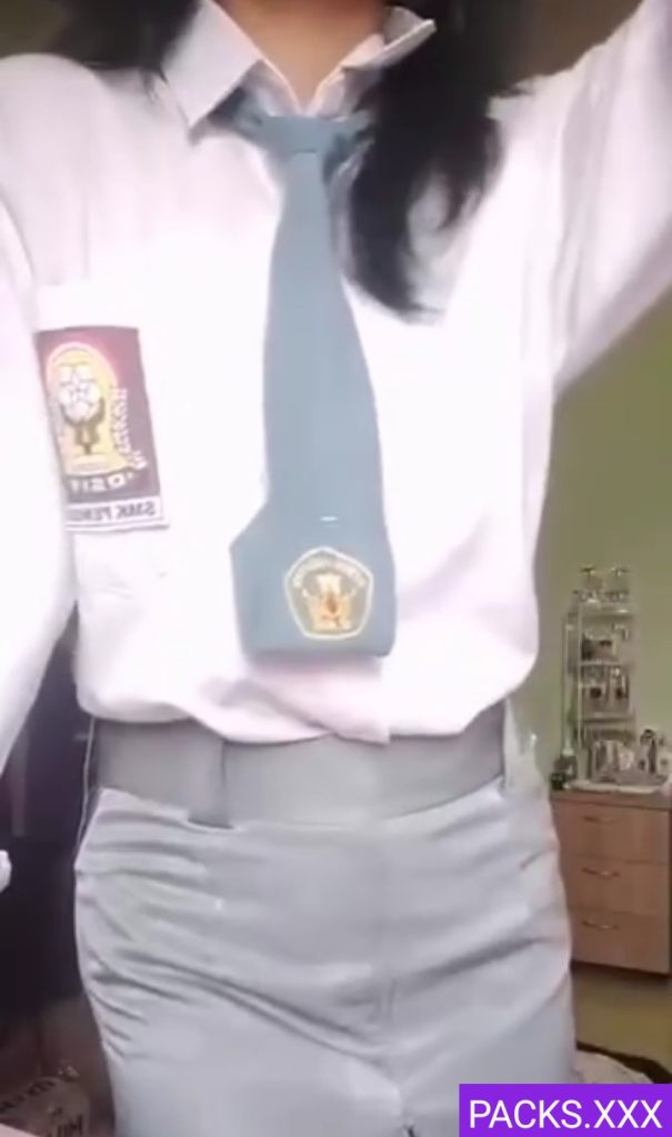 Se saca el uniforme y Forza una buena masturbáda 1