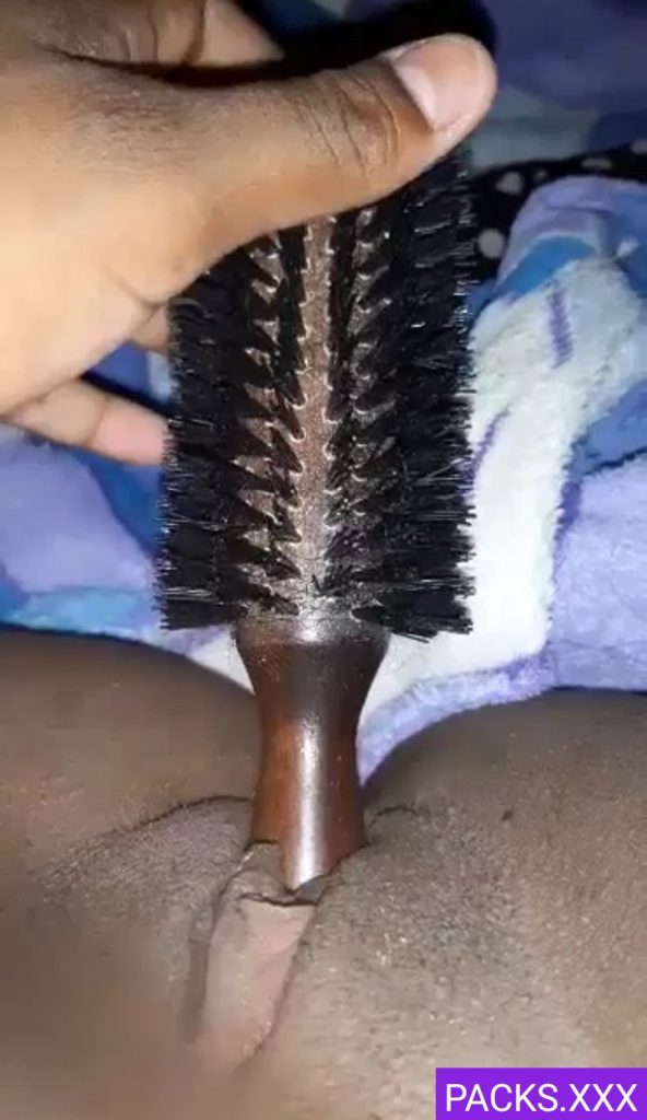 Negrita caliente se viene rico encima del cepillo 1