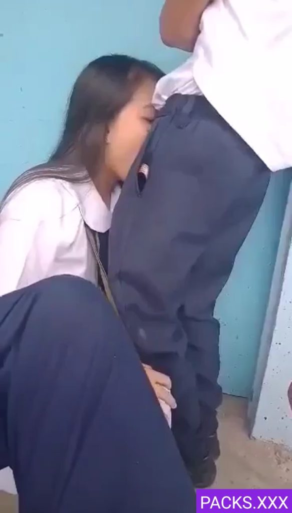 Chupa la verga de sus compañeros En clases+ Vídeo 1