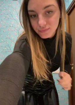 Minita Rubia Se Mete Al Baño A Tocarse Rico La Rosadita+ Vídeo 6