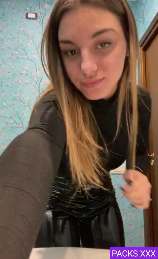 Minita Rubia Se Mete Al Baño A Tocarse Rico La Rosadita+ Vídeo 1