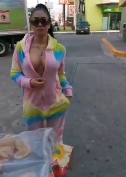 Promotora Tetona Se Desnuda En La Calle 7