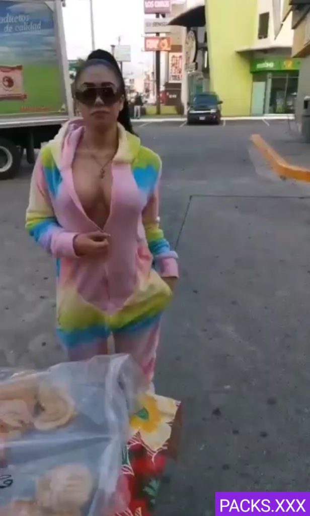 Promotora Tetona Se Desnuda En La Calle 1