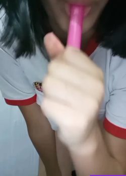 Colegiala Insaciable Masturbándose Por El Ano 4