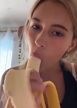 Rubia Exquisita Le Encanta La Banana 5