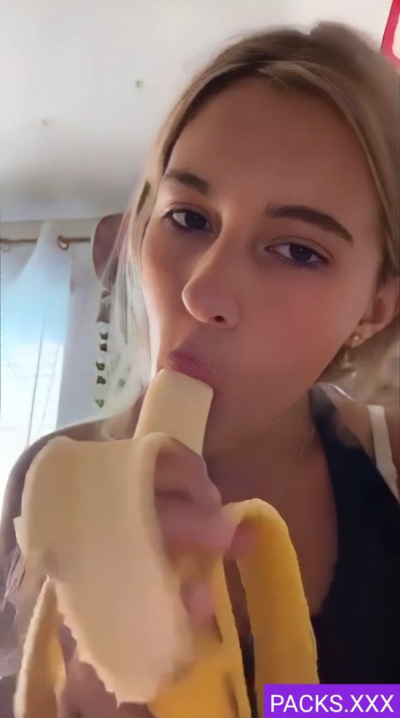 Rubia Exquisita Le Encanta La Banana 1