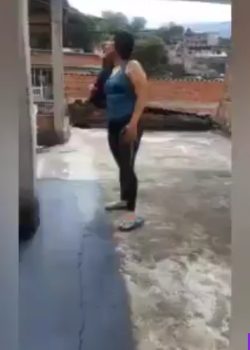 Vecina Tragando Leche Mientras Su Marido Duerme + Vídeo Full 6