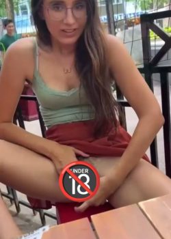 Se Masturba Con El Hot Dog Por La Panocha 3
