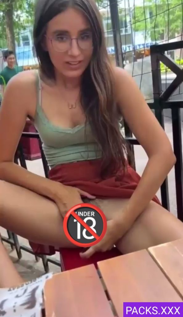 Se Masturba Con El Hot Dog Por La Panocha 1