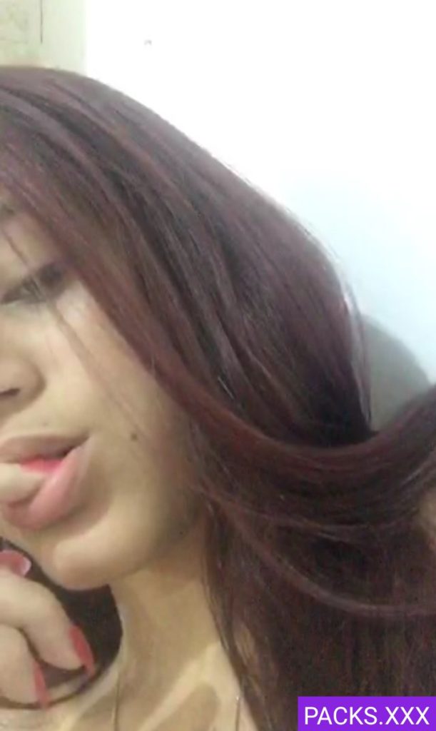 Minita Traviesa Se Masturba Full Con Un Desodorante & Más 1