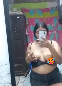 Tetona Divina Se Desnuda Y Lo Pasa Por WhatsApp 2