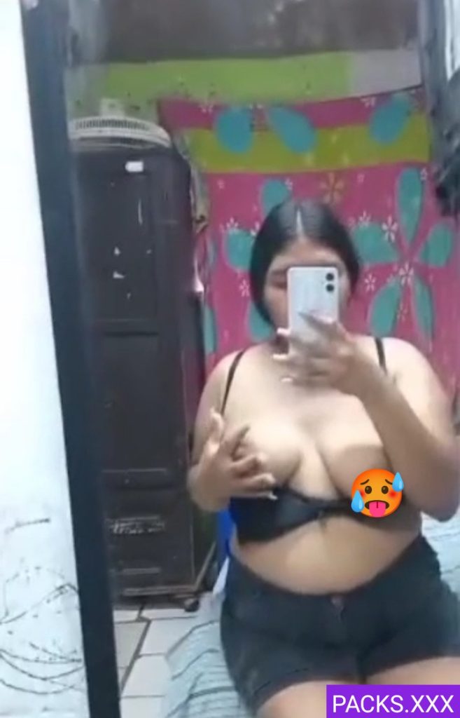 Tetona Divina Se Desnuda Y Lo Pasa Por WhatsApp 1