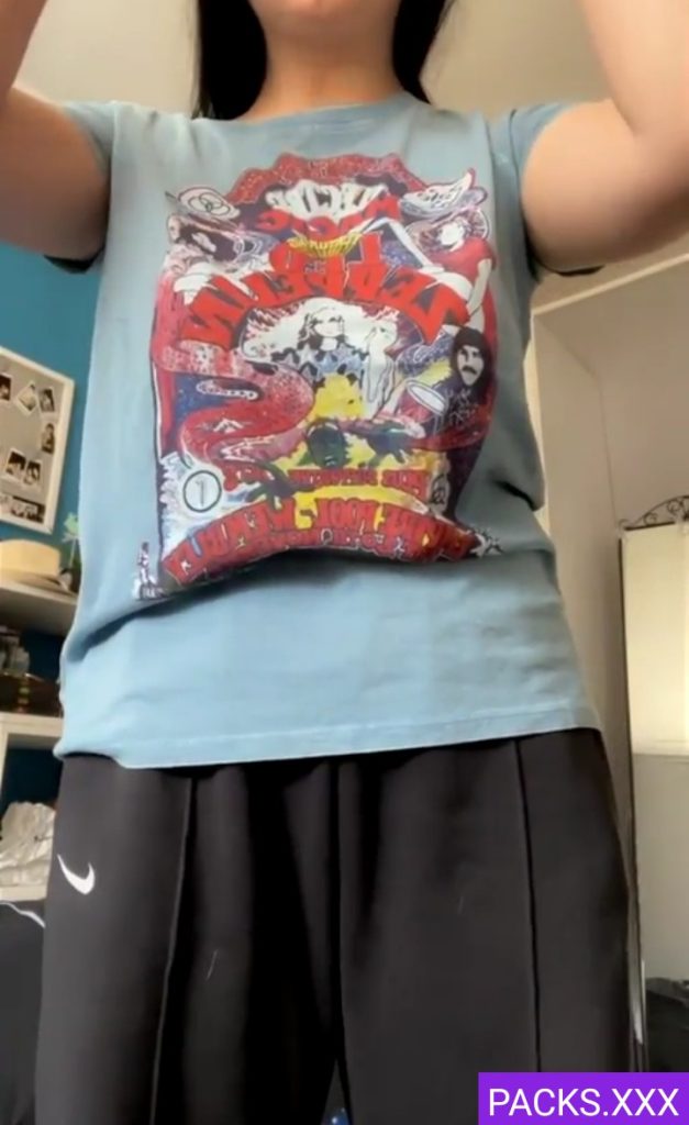Morra ya tiene pelitos y unas buenas Tetas 1