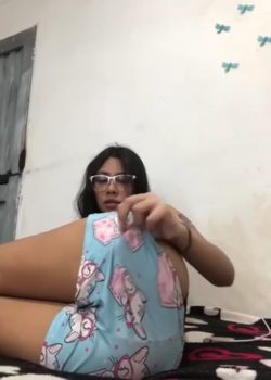 Minita De Lentes Se Da Dedos En La Panochita 11