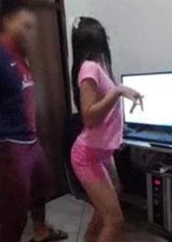 Encuentra a la prima haciendo Tiktok y se la coge 5