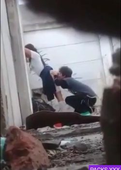 Colegiala cogida detrás de la escuela 8