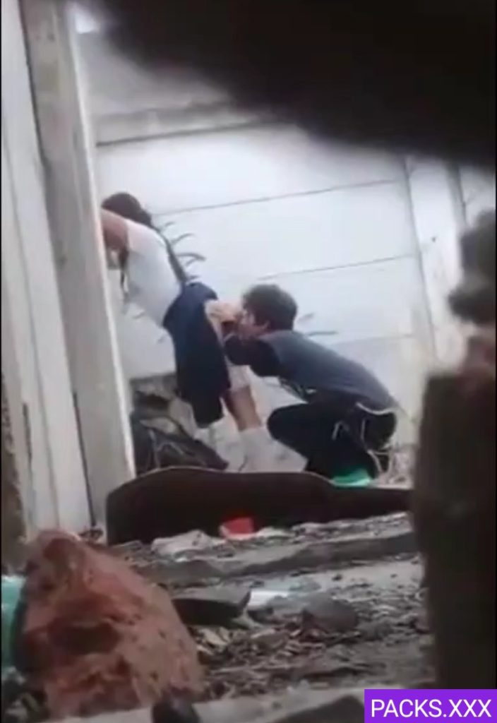 Colegiala cogida detrás de la escuela 1