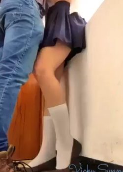 Vicky le da su panochita rosada al hombre 6