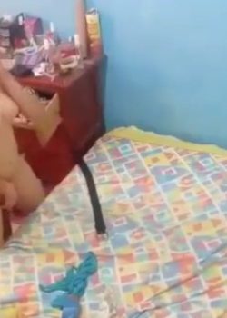 Su papá coloca cámara escondida y descubre a su hija culeando 11