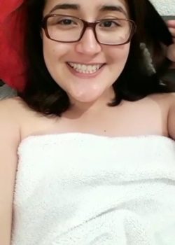 Morrita Nerd Le Encanta Tocarse Antes De Dormir 13