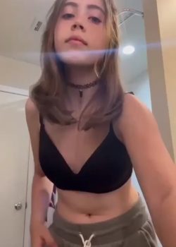 Linda morra blanquita de tetas pequeñas+ vídeo desnuda 13