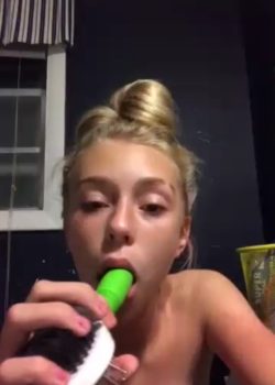 Morra Rubia Se Da Bien Duro Con El Peine 3